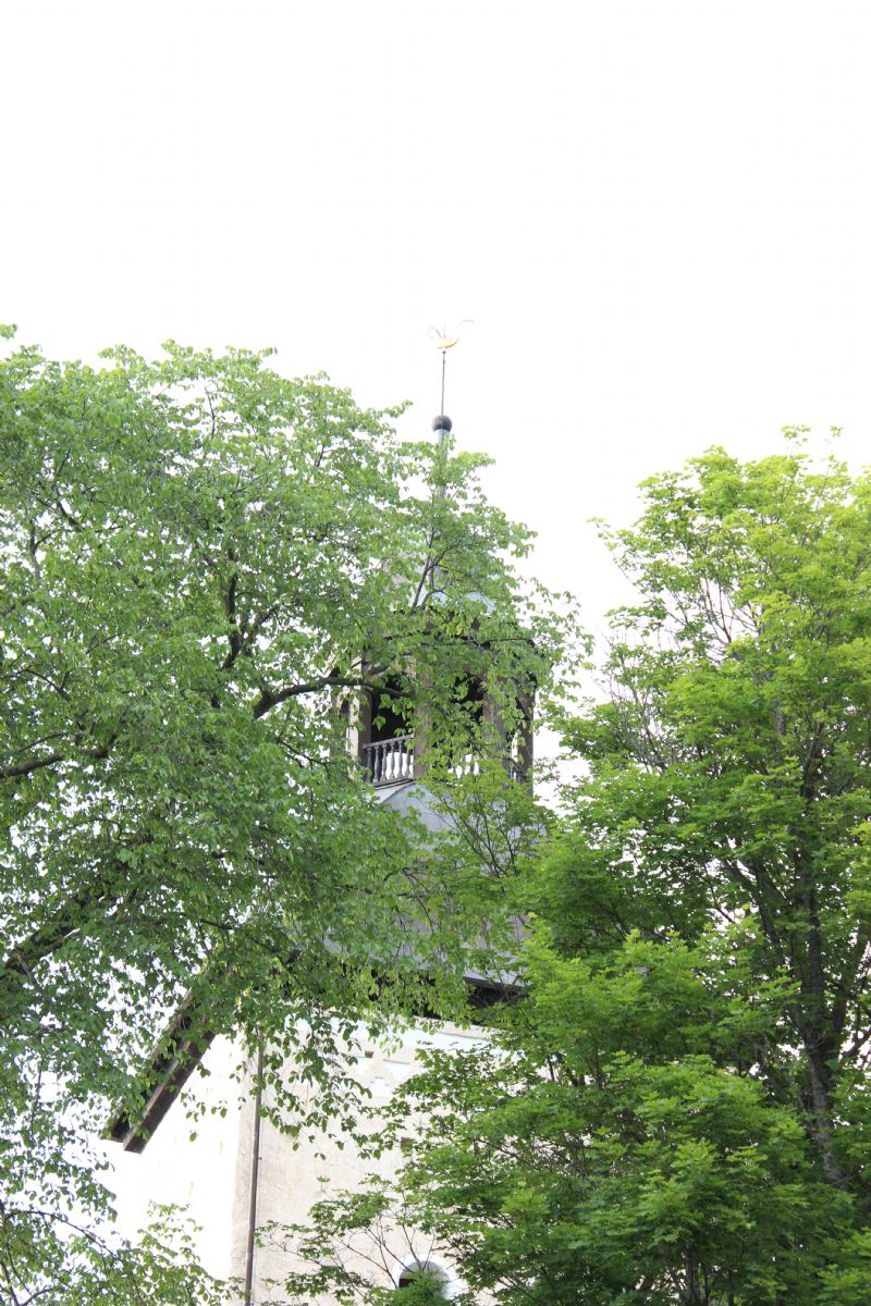 Tillinge kyrka vars tupp gav namn till Jan Fridegårds roman Torntuppen som han skrev sedan hans far avlidit 1940. I romanen återvänder fadern efter sin död till sin hemsocken och till det krigshärjade Europa.